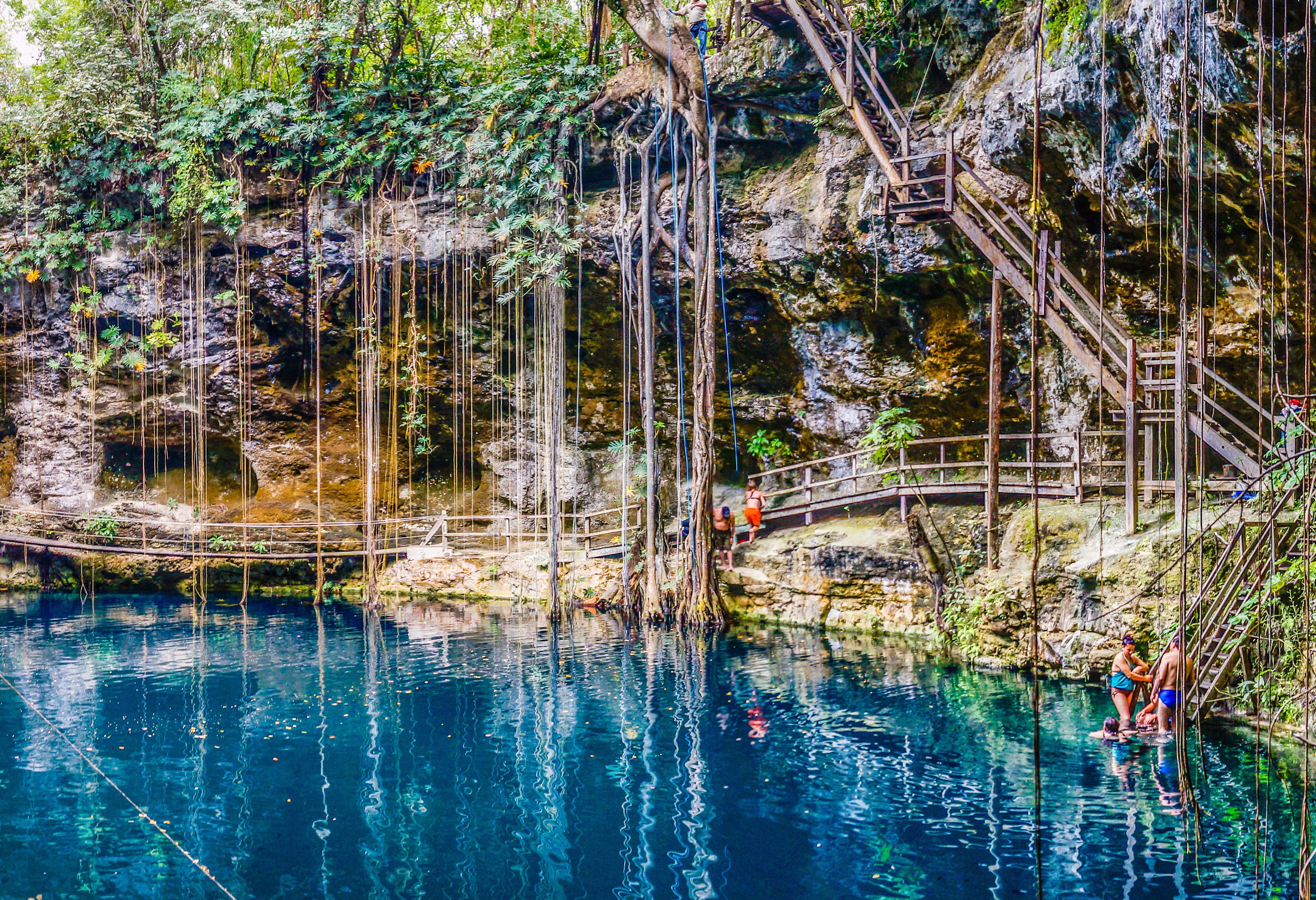 Cenote vlakbij Ek'Balam in Yucatan